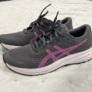 Womens brand new ASICS tennis shoes 9.5